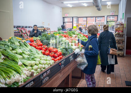 Gli amanti dello shopping presso il recentemente riaperto Stile il Mercato degli Agricoltori in Hell's Kitchen quartiere di New York domenica 7 maggio, 2017. Dopo essere stato costretto ad uscire dalla loro posizione originale, dove era stata tor oltre vent anni, quasi tre anni fa perché il palazzo fu venduto e sviluppato il mercato popolare, noto per la sua convenienza e qualità, ha riaperto a pochi isolati dalla sua posizione originale sulla Nona Avenue. (© Richard B. Levine) Foto Stock