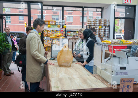 Gli amanti dello shopping presso il recentemente riaperto Stile il Mercato degli Agricoltori in Hell's Kitchen quartiere di New York domenica 7 maggio, 2017. Dopo essere stato costretto ad uscire dalla loro posizione originale, dove era stata tor oltre vent anni, quasi tre anni fa perché il palazzo fu venduto e sviluppato il mercato popolare, noto per la sua convenienza e qualità, ha riaperto a pochi isolati dalla sua posizione originale sulla Nona Avenue. (© Richard B. Levine) Foto Stock