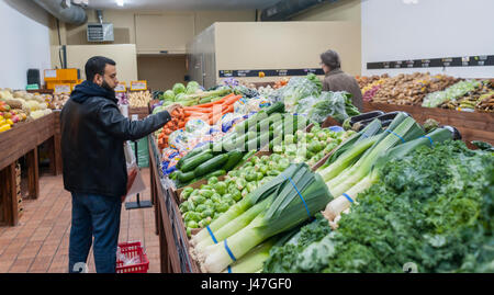 Gli amanti dello shopping presso il recentemente riaperto Stile il Mercato degli Agricoltori in Hell's Kitchen quartiere di New York domenica 7 maggio, 2017. Dopo essere stato costretto ad uscire dalla loro posizione originale, dove era stata tor oltre vent anni, quasi tre anni fa perché il palazzo fu venduto e sviluppato il mercato popolare, noto per la sua convenienza e qualità, ha riaperto a pochi isolati dalla sua posizione originale sulla Nona Avenue. (© Richard B. Levine) Foto Stock