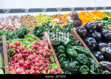 Gli amanti dello shopping presso il recentemente riaperto Stile il Mercato degli Agricoltori in Hell's Kitchen quartiere di New York domenica 7 maggio, 2017. Dopo essere stato costretto ad uscire dalla loro posizione originale, dove era stata tor oltre vent anni, quasi tre anni fa perché il palazzo fu venduto e sviluppato il mercato popolare, noto per la sua convenienza e qualità, ha riaperto a pochi isolati dalla sua posizione originale sulla Nona Avenue. (© Richard B. Levine) Foto Stock