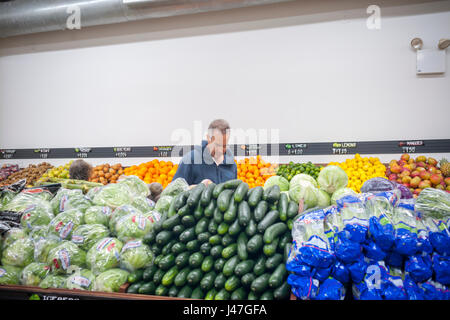 Gli amanti dello shopping presso il recentemente riaperto Stile il Mercato degli Agricoltori in Hell's Kitchen quartiere di New York domenica 7 maggio, 2017. Dopo essere stato costretto ad uscire dalla loro posizione originale, dove era stata tor oltre vent anni, quasi tre anni fa perché il palazzo fu venduto e sviluppato il mercato popolare, noto per la sua convenienza e qualità, ha riaperto a pochi isolati dalla sua posizione originale sulla Nona Avenue. (© Richard B. Levine) Foto Stock