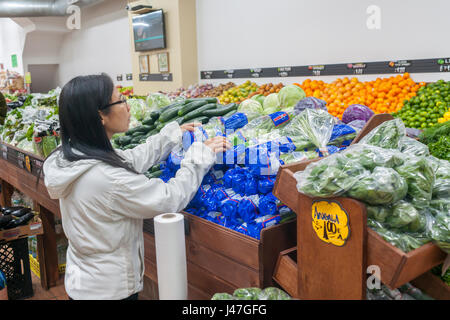 Gli amanti dello shopping presso il recentemente riaperto Stile il Mercato degli Agricoltori in Hell's Kitchen quartiere di New York domenica 7 maggio, 2017. Dopo essere stato costretto ad uscire dalla loro posizione originale, dove era stata tor oltre vent anni, quasi tre anni fa perché il palazzo fu venduto e sviluppato il mercato popolare, noto per la sua convenienza e qualità, ha riaperto a pochi isolati dalla sua posizione originale sulla Nona Avenue. (© Richard B. Levine) Foto Stock