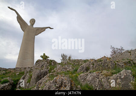 Il secondo produttore al mondo di Cristo Redentore statua al di sopra di Maratea Foto Stock