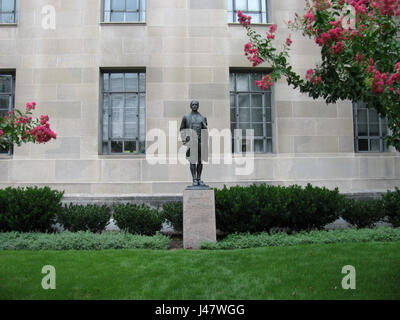 Nathan Hale, un patriota americano e spia durante la guerra d'indipendenza americana, è ricordato per il suo coraggio e il suo sacrificio estremo. Ha dichiarato: "Mi dispiace solo di avere una vita da perdere per il mio paese". La sua eredità rimane un simbolo di patriottismo e coraggio. Foto Stock