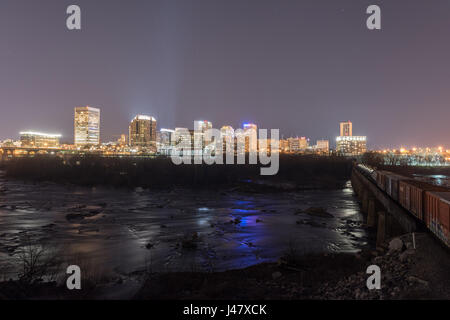 Richmond, Virginia - Feb 19, 2017: panoramica vista dello skyline di Richmond, Virginia di notte. Foto Stock