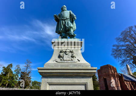 Statua di William Couper nel 1909 del capitano John Smith si trova a Fort James, Jamestown Island. Foto Stock