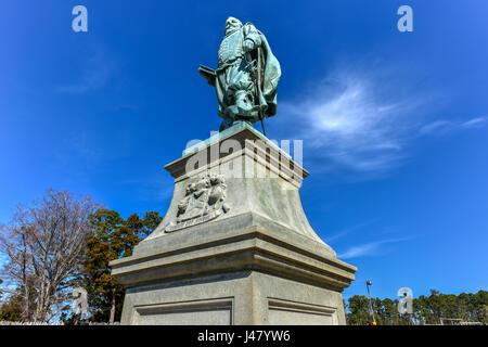 Statua di William Couper nel 1909 del capitano John Smith si trova a Fort James, Jamestown Island. Foto Stock