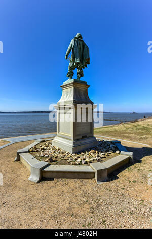 Statua di William Couper nel 1909 del capitano John Smith si trova a Fort James, Jamestown Island. Foto Stock