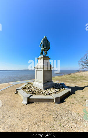 Statua di William Couper nel 1909 del capitano John Smith si trova a Fort James, Jamestown Island. Foto Stock