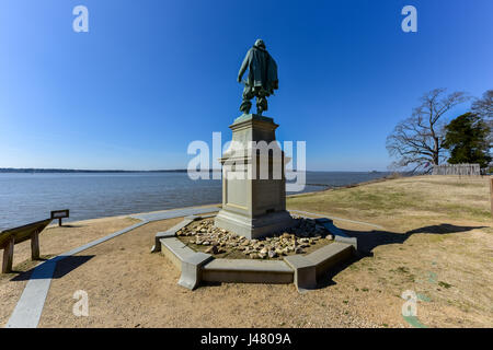 Statua di William Couper nel 1909 del capitano John Smith si trova a Fort James, Jamestown Island. Foto Stock