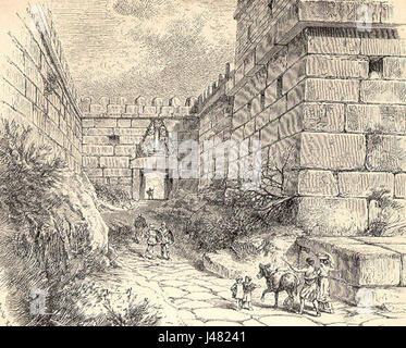 Micene, un'antica città della Grecia, era il centro della civiltà micenea. È conosciuta per i suoi siti archeologici, tra cui la famosa porta dei leoni e le tombe reali, che forniscono informazioni sulla storia e la cultura greca antica. Foto Stock