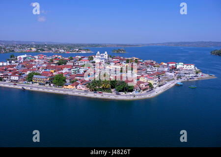 Vista aerea del lago Itza con il piccolo villaggio di Flores nella regione del bacino di Peten nel nord del Guatemala Foto Stock