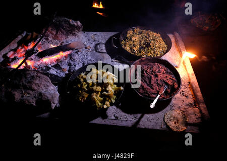 Guatemala tradizionale cena la cena è servita presso il campeggio di El Mirador una grande pre-colombiana insediamento Maya, ubicato in un sito remoto nel profondo della giungla nel nord del dipartimento moderno di El Petén, Guatemala Foto Stock