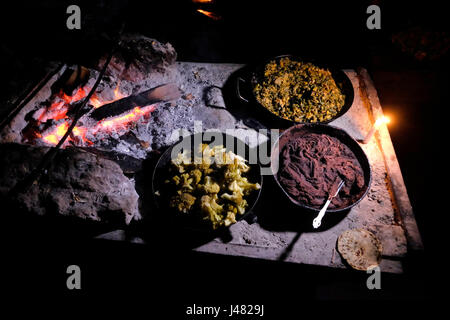 Guatemala tradizionale cena la cena è servita presso il campeggio di El Mirador una grande pre-colombiana insediamento Maya, ubicato in un sito remoto nel profondo della giungla nel nord del dipartimento moderno di El Petén, Guatemala Foto Stock