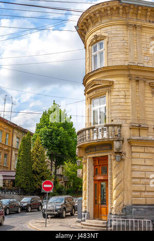 Immagine facciata della vecchia casa con un balcone sulla strada di città Foto Stock