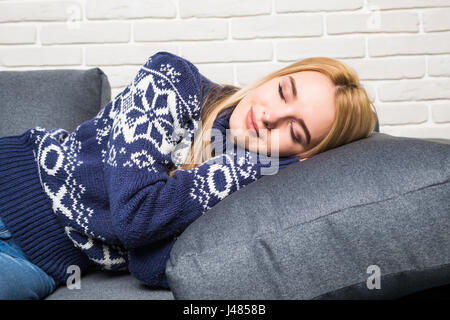 Bella donna dorme e vedendo i sogni dolci. Foto Stock