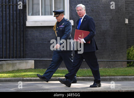 Capo di stato maggiore della difesa personale AIR CHIEF MARSHAL Sir Stuart pesco e il Segretario della Difesa di Sir Michael Fallon arrivando a 10 Downing Street, Londra, come segretario generale della Nato Jens Stoltenberg ha visitato per colloqui in vista di un incontro al vertice dei leader della NATO a Bruxelles il 25 maggio. Foto Stock