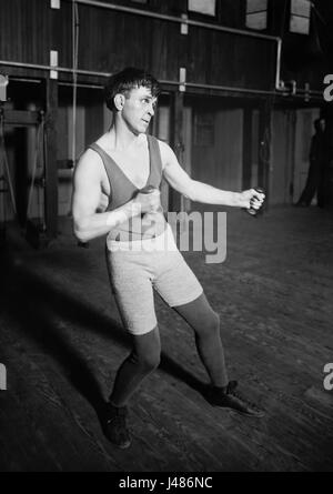 Foto d'epoca dei boxer combattendo Nelson (1882 - 1954) - World Champion leggero 1908 - 1910. Nelson (vero nome Oscar Mathaeus Nielsen) è nato a Copenaghen, Danimarca, ma spostato a noi come un bambino ed è stato soprannominato "Il resistente Dane". Foto risalente al 1910. Foto Stock