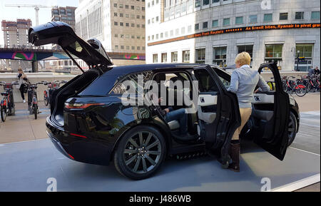 Range Rover Velar visto in Canary Wharf offre: atmosfera dove: Londra, Regno Unito quando: 08 Apr 2017 Credit: WENN.com Foto Stock