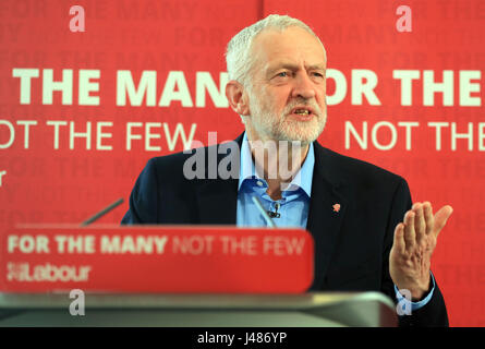 Leader laburista Jeremy Corbyn lancia il lavoro di piani di formazione durante una visita a Leeds City College. Foto Stock