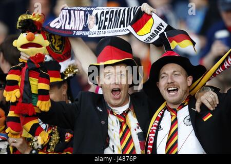 Germania tifosi CELEBRARE LA SCOZIA V GERMANIA HAMPDEN PARK GLASGOW Scozia 07 Settembre 2015 Foto Stock