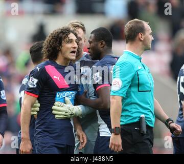 F COLOCCINI REF BOBBY MADLEY SUNDERLAND V SUNDERLAND V NEWCASTLE UNITED STADIO DELLA LUCE SUNDERLAND INGHILTERRA 25 Ottobre 2015 Foto Stock