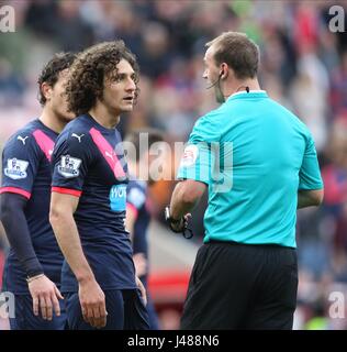 F COLOCCINI REF BOBBY MADLEY SUNDERLAND V SUNDERLAND V NEWCASTLE UNITED STADIO DELLA LUCE SUNDERLAND INGHILTERRA 25 Ottobre 2015 Foto Stock