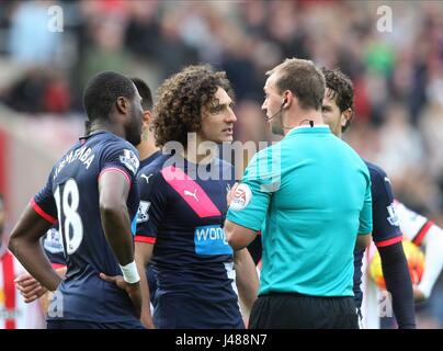 F COLOCCINI REF BOBBY MADLEY SUNDERLAND V SUNDERLAND V NEWCASTLE UNITED STADIO DELLA LUCE SUNDERLAND INGHILTERRA 25 Ottobre 2015 Foto Stock