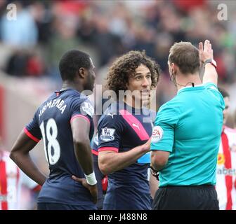 F COLOCCINI REF BOBBY MADLEY SUNDERLAND V SUNDERLAND V NEWCASTLE UNITED STADIO DELLA LUCE SUNDERLAND INGHILTERRA 25 Ottobre 2015 Foto Stock