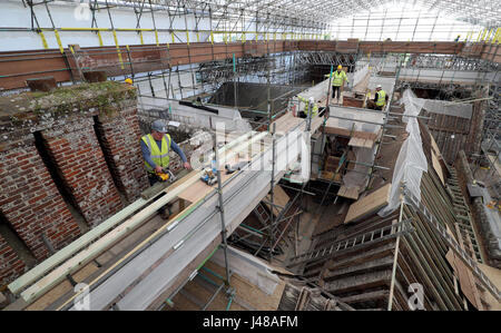 I lavori sono intrapresi al Vyne, una proprietà del National Trust nell'Hampshire, che sta subendo un grande restauro al suo tetto. I visitatori della proprietà possono seguire i progressi del progetto di conservazione del tetto di £5,4 m vedendolo da una nuova passerella sul tetto. Foto Stock