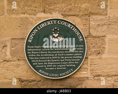 La placca sulla parete edificio Georgiano e alloggiamento Ripon Liberty Courthouse Museum Ripon North Yorshire England Regno Unito Foto Stock