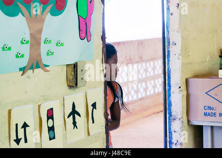 Katío ragazza indiana all'ingresso della scuola in camera Embera Drua Village, Aprile 23, 2013 - Panama Foto Stock