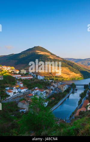 Il Portogallo Valle del Douro, antenna vista al tramonto di Pinhao, la chiave port wine town situato nel fiume Douro Valley, Portogallo. Foto Stock