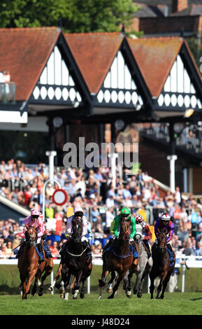 Guide e piloti scattare la prima curva durante la capitale Deepbridge Maiden Stakes durante il giorno uno del Chester Festival di maggio. Foto Stock