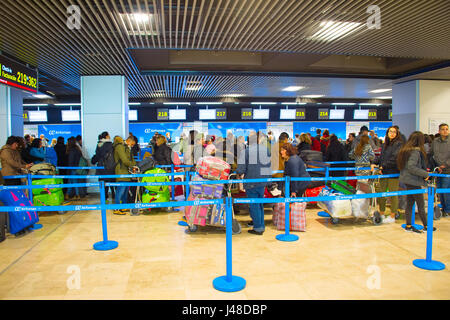 MADRID, Spagna - 26 DIC 2016: passeggeri in attesa presso il banco di check-in in Madrid-barajas Airport. Circa 50,4 milioni di passeggeri ha utilizzato l'aeroporto nel 2016 Foto Stock