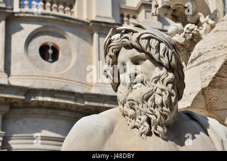 Testa di marmo del Fiume Gange dio statua da barocca fontana dei Quattro fiume nel centro storico di Roma Foto Stock