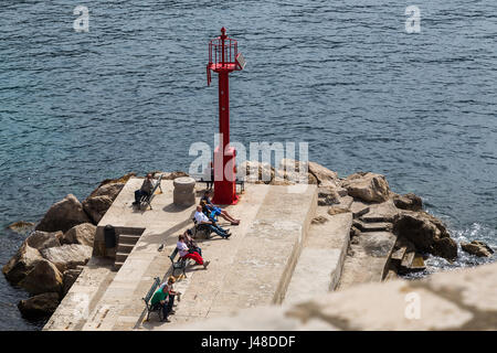 Porporela è semplicemente una struttura di frangionde dal San Giovanni Rocca fuori al faro (per proteggere il vecchio porto ed è un luogo popolare per una passeggiata o f Foto Stock