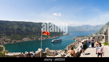 La città murata di Kotor circondato ai piedi delle montagne di torre di cui sopra e intorno la spettacolare Baia di Kotor. Piccoli villaggi pittoreschi can b Foto Stock