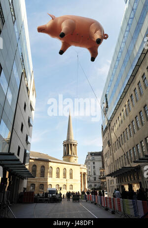 Algie il maiale gonfiabile fuori BBC Broadcasting House a Londra, per pubblicizzare la Pink Floyd Exhibition: Loro Mortal resti, che va dal 13 maggio al 1 ottobre 2017 al V&A a Londra. Foto Stock