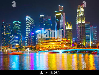 Bella Singapore Downtown Core riflessa in un fiume Foto Stock