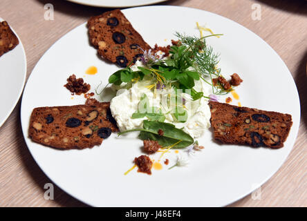 In casa di ricotta conditi con legno sorrel, vetch, cerfoglio e finocchi una delle ricette organico a Fordhall Farm in Shropshire. Foto Stock