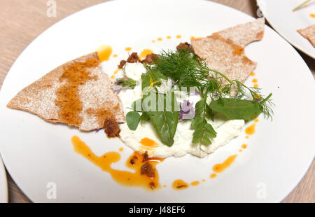 In casa di ricotta conditi con legno sorrel, vetch, cerfoglio e finocchi una delle ricette organico a Fordhall Farm in Shropshire. Foto Stock