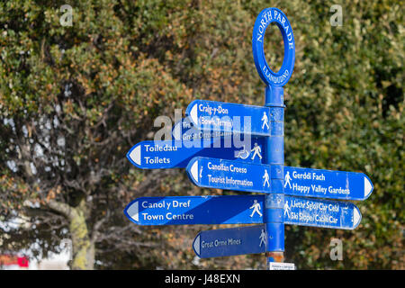 Informazioni turistiche sign in blu sul lungomare di Llandudno North Parade, Llandudno, il Galles del Nord Foto Stock