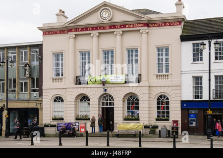 Il vecchio Municipio e informazioni turistiche nel centro citta'. Ripon, North Yorkshire, Inghilterra, Regno Unito, Gran Bretagna Foto Stock