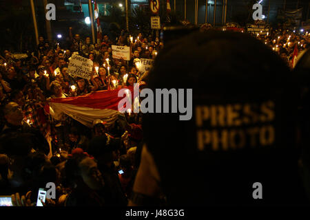 La massa dei sostenitori del Basuki Tjahaja Purnama, condannato in un caso di blasfemia, ha tenuto una manifestazione davanti al carcere di Cipinang, East Jakarta, martedì notte. Oltre a fornire un sostegno morale, hanno chiesto alla Corte di sospendere Basuki detention e fare di lui un prigioniero della città. (Foto: Tubagus Aditya Irawan/Pacific Stampa) Foto Stock