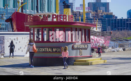 Pier 16 in Manhattan New York - Manhattan / NEW YORK - Aprile 1, 2017 Foto Stock