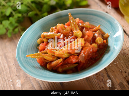 L'Okra piatto con pomodori (tradizionale greco, rumeno, bulgaro e piatto turco) Foto Stock