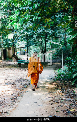 KRABI, Tailandia - 10 aprile: monaco buddista a piedi attraverso la foresta pluviale su Aprile 10, 2016 in Krabi, Thailandia. Foto Stock
