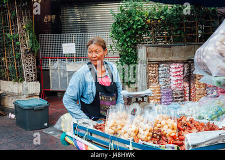 BANGKOK, Tailandia - 24 aprile: Donna vendita di frutta sulla strada di Bangkok Chinatown il 24 aprile 2016 a Bangkok, in Thailandia. Foto Stock