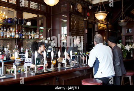 St Giles Bar su Oxford Street (vicino a Tottenham Crt Rd) in London REGNO UNITO Foto Stock